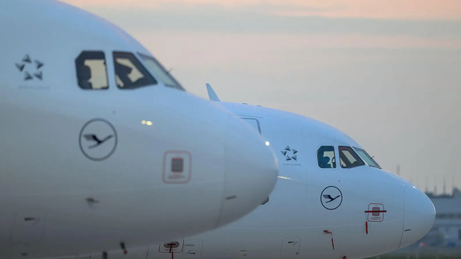 Zwei Hotelgäste sterben nach einem Unfall in einem indischen Luxushotel - eines der Opfer war Mitglied einer Lufthansa-Besatzung. (Illustration) (Foto: Hannes P. Albert/dpa)