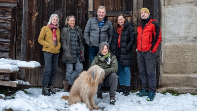 Das Sextett und WG-Hund Bruno haben sich im Sugenheimer Ortsteil Krautostheim wunderbar eingelebt. Mit ihren Nachbarn haben sie auch schon Einstand gefeiert. (Foto: Doris Hoffmann)