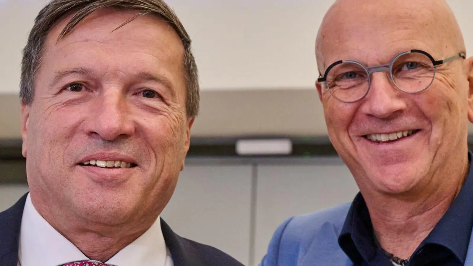 Max Gotz (links) löst Uwe Brandl (rechts) an der Spitze des Gemeindetags ab. (Foto: Peter Kneffel/dpa)