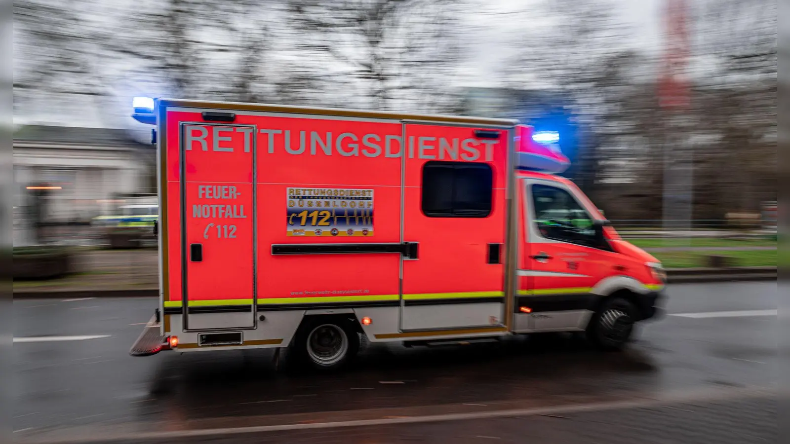 Der Zwölfjährige wird von einem Rettungswagen in eine Klinik gebracht. (Symbolbild)  (Foto: Fabian Strauch/dpa)