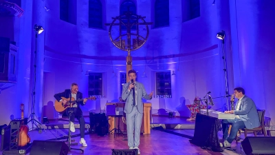 David Lugert mit Franz Dietlein an der Gitarre und Michael Leipold am Piano in der Dinkelsbühler St.-Pauls-Kirche. (Foto: Martina Haas)