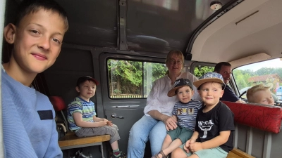 Eine Abschiedsrunde im Oldtimer: Fröhlich nehmen die Kinder im Feuerwehrauto Platz. (Foto: Margit Schwandt)