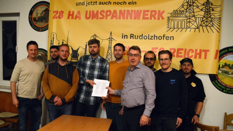 Den Rudolzhöfern reicht&#39;s. An Bürgermeister Wolfgang Lampe (Vierter von rechts) haben sie eine Unterschriftenliste übergeben. 104 von 120 Einwohnerinnen und Einwohnern unterschrieben gegen das Umspannwerk. (Foto: Johannes Zimmermann)