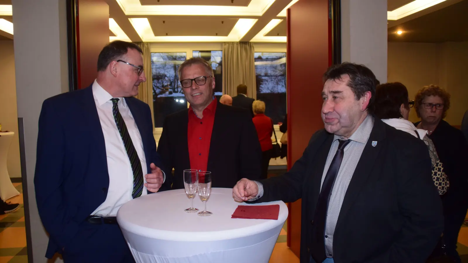 Der Creglinger Bürgermeister Uwe Hehn (links) sprach bei einem Uffenheimer Neujahrsempfang auch mit dem Uffenheimer Stadtrat Bernhard Schurz (Mitte) und dem Oberickelsheimer Bürgermeister Michael Pfanzer. Hehn ist enttäuscht von Vertretern des Uffenheimer Raums. (Archivfoto: Gerhard Krämer)