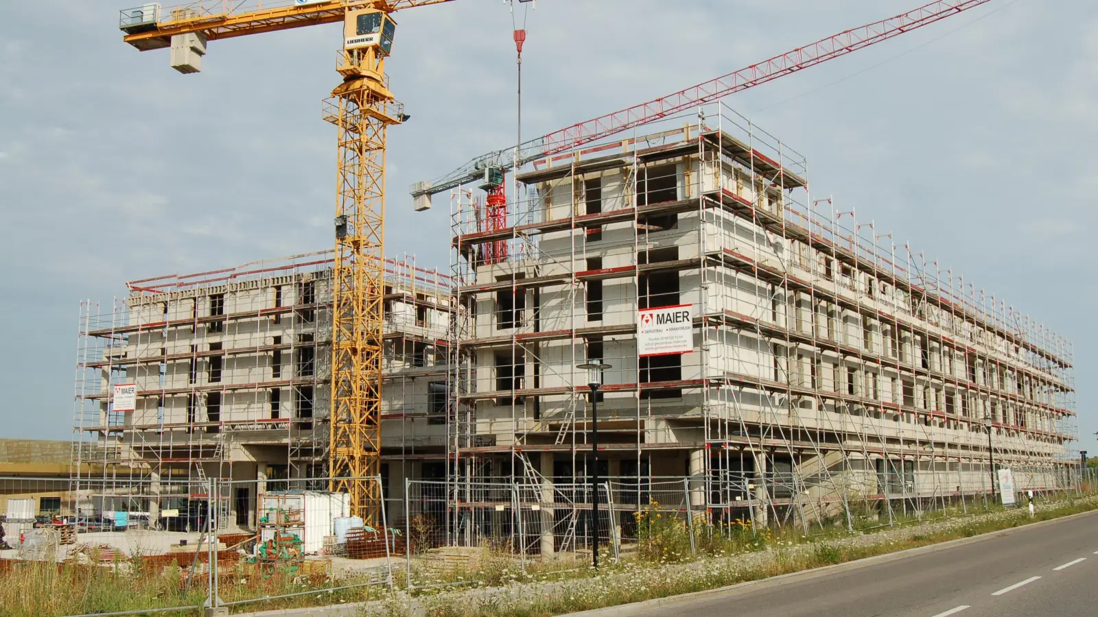 Die Kräne stehen still: Nach der Insolvenz der Schoofs GmbH ruht der Betrieb auf dem Grundstück im Dinkelsbühler Baugebiet Gaisfeld seit Monaten. (Foto: Markus Weinzierl)