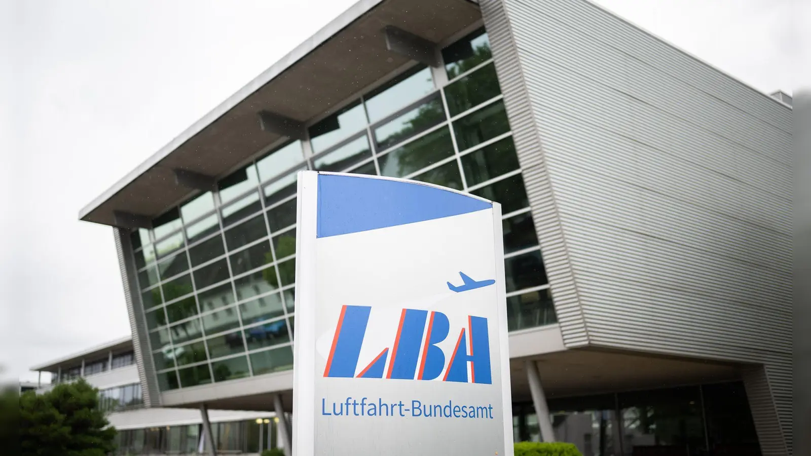 Das Luftfahrt-Bundesamt (LBA) in Braunschweig sieht sich mehr als zehn Jahre nach dem Germanwings-Absturz mit Schadenersatzansprüchen von Hinterbliebenen konfrontiert. (Archivbild) (Foto: Julian Stratenschulte/dpa)