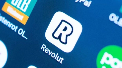 Die App der britischen Finanzplattform Revolut wird auf dem Bildschirm eines Smartphones neben Apps weiterer Finanz- und Bezahldienste angezeigt. Die britische Digitalbank startet im Laufe des Jahres ein eigenes vollständiges Mobilfunkangebot. (zu dpa: «Ziel 100 Millionen Kunden: Revolut investiert Milliarden») (Foto: Monika Skolimowska)