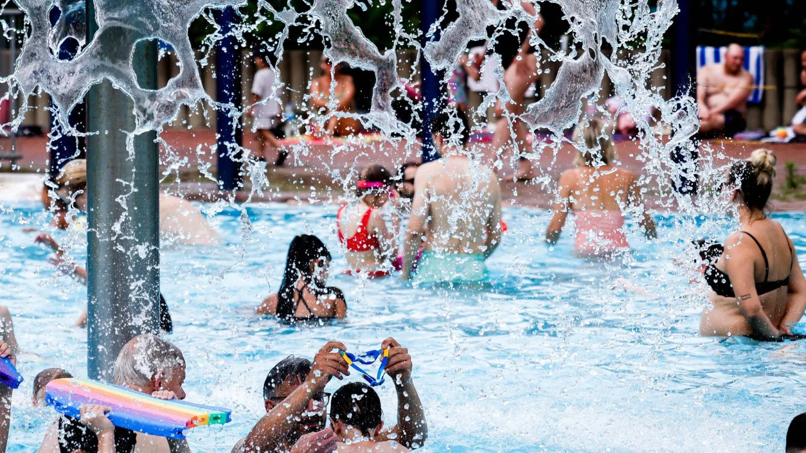 Die beste Abkühlung bei Hitzegraden: Freibad-Besuch. (Archivbild) (Foto: Carsten Koall/dpa)