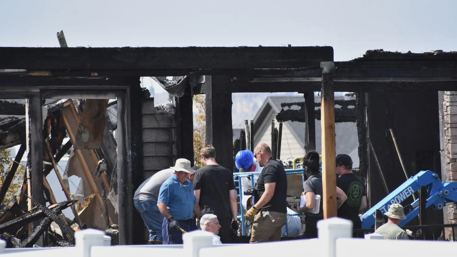 Die Bergung der Opfer aus dem abgebrannten Haus gestaltete sich schwierig. (Foto: Matthew Brown/AP/dpa)