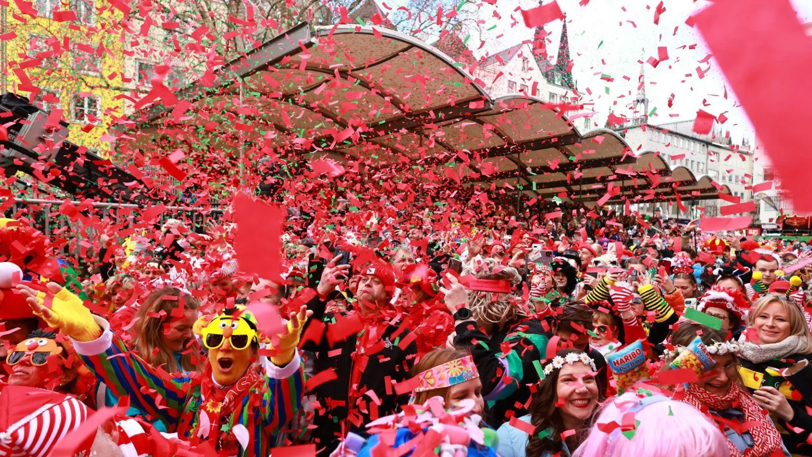 Mit der Weiberfastnacht hat am Donnerstag der Straßenkarneval begonnen.  (Foto: Rolf Vennenbernd/dpa)