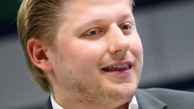 Comedian und Satiriker Sebastian Hotz alias El Hotzo beim Prozess in Berlin. (Archivbild)  (Foto: Bernd von Jutrczenka/dpa)