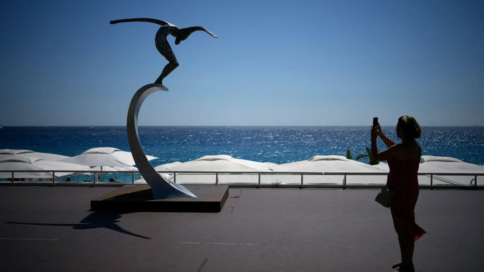 Eine Skulptur erinnert an der Strandpromenade von Nizza an die Opfer des Anschlags vom 14. Juli 2016. (Archivbild) (Foto: Daniel Cole/AP/dpa)