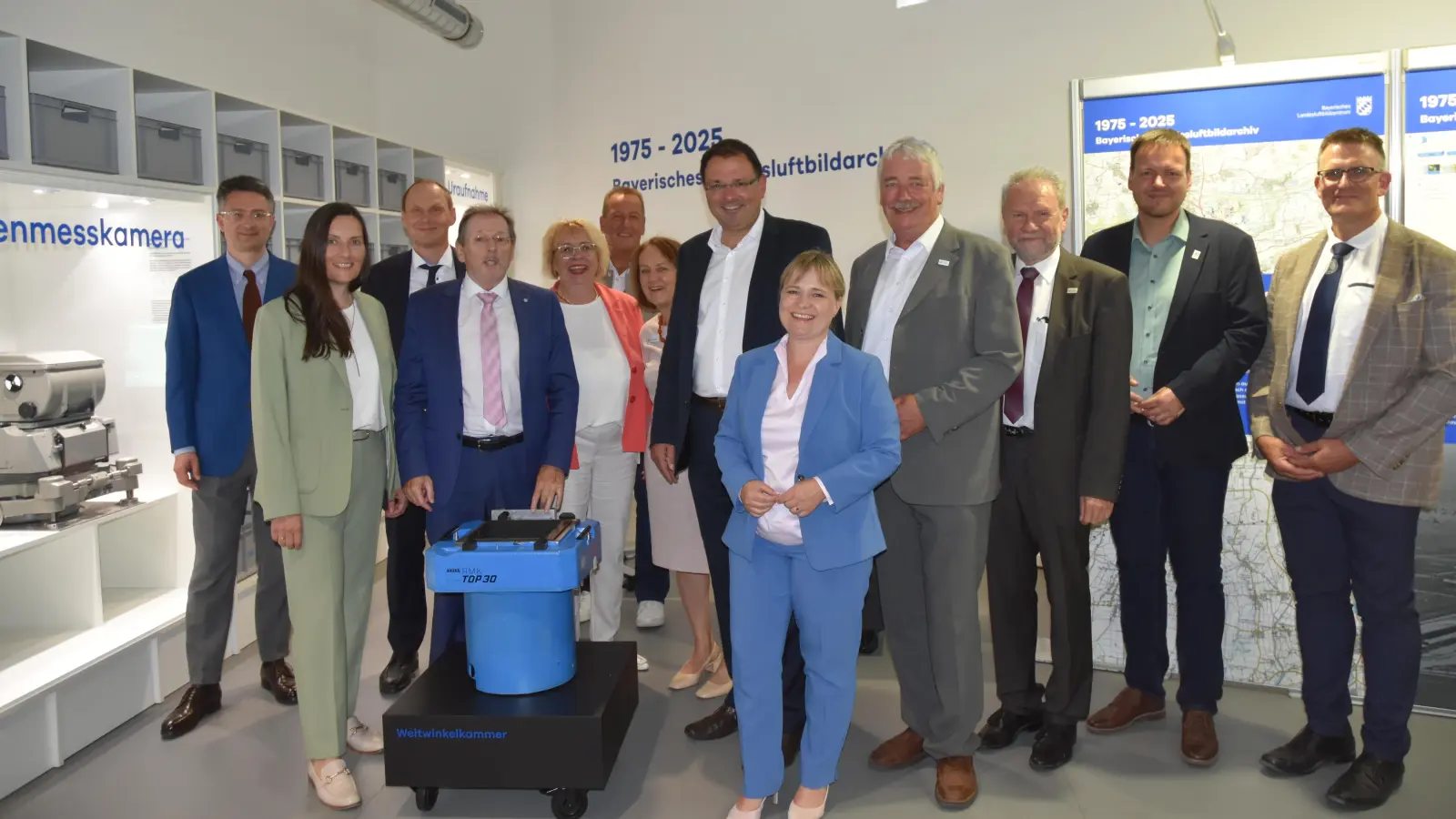 Staatssekretär Martin Schöffel (Mitte, schwarzer Anzug) war umgeben von Politikern, Behördenvertretern und Fans des Landesluftbildarchivs. Weiter links neben ihm die Leiterin des Landesluftbildarchivs, Silvia Pertschi, die bei einem Rundgang alles erklärte und Uta Kubaschek-Arz, welche den Grußwort-Reigen moderierte. Ganz links Dr. Michael Unger, stellvertretender Generaldirektor der staatlichen Archive in Bayern. (Foto: Anita Dlugoß)