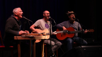 Lustig, provokant, urmusikantisch (von links): Josef Brustmann, Sebastian Horn und Benni Schäfer. (Foto: Jens Plackner)