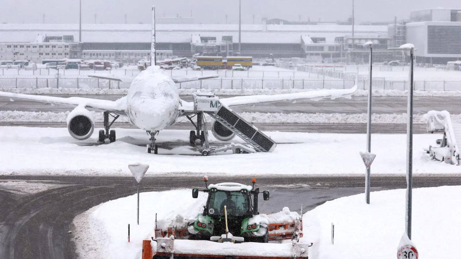 Außergewöhnliche Umstände: Bei kurzfristigen Flugstreichungen aufgrund extremen Wetters stehen Passagieren oft keine Entschädigungszahlungen zu.  (Foto: Karl-Josef Hildenbrand/dpa/dpa-tmn)