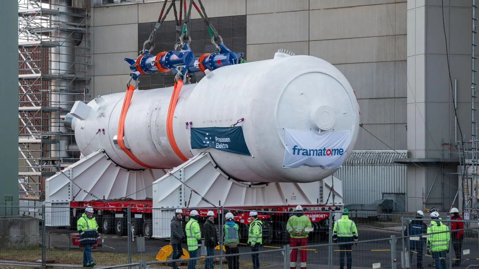 Ein Dampferzeuger wird mithilfe eines Schwerlastkrans aus dem Reaktorgebäude gehoben und auf zwei Träger für den Weitertransport montiert. (Foto: Daniel Vogl/dpa)