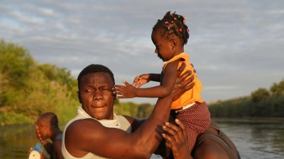 Auf der Flucht vor Armut und Konflikten in ihren Heimatländern kommen täglich Tausende Menschen in die USA - unter anderem über den Grenzfluss Rio Grande aus Mexiko. (Foto: Fernando Llano/AP/dpa)