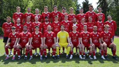 Als Meister der Kreisliga war der <b>TSC Neuendettelsau</b> aufgestiegen und marschierte direkt durch bis in die Landesliga. In der <b>Bezirksliga Süd</b> konnte nur der SC Aufkirchen ansatzweise mithalten, doch bereits nach dem drittletzten Spieltag stand der TSC als Meister fest. Das Mannschaftsfoto zeigt (vordere Reihe, von links) Leon Träger, Alexander Roth, Paul Beil, Lukas Krauze, Simon Einzinger, Julius Schöniger, Moritz Ortner, Furkan Aydogan, Marius Florschütz, (mittlere Reihe, von links) Physiotherapeut Tobias Wechsler, Jochen Roth, Felix Frei, Christian Rummel, Felipe Adler, Simon Zenker, Moritz Herboldsheimer, Ludwig Pfeiffer, Andre Hahn, Ricardo Mountzouris, Spielleiter Max Wedel, Torwarttrainer Mathias Kirsch, (hintere Reihe von links) Sven Krug, Adam Roth, Andre Folz, Niklas Kaiser, Nico Weidlein, Kilian Kress, Oliver Moll, Patrick Schindler, Jakob Sitzmann und Trainer Dieter Kreiselmeier. (Foto: Ralph Seidel)
