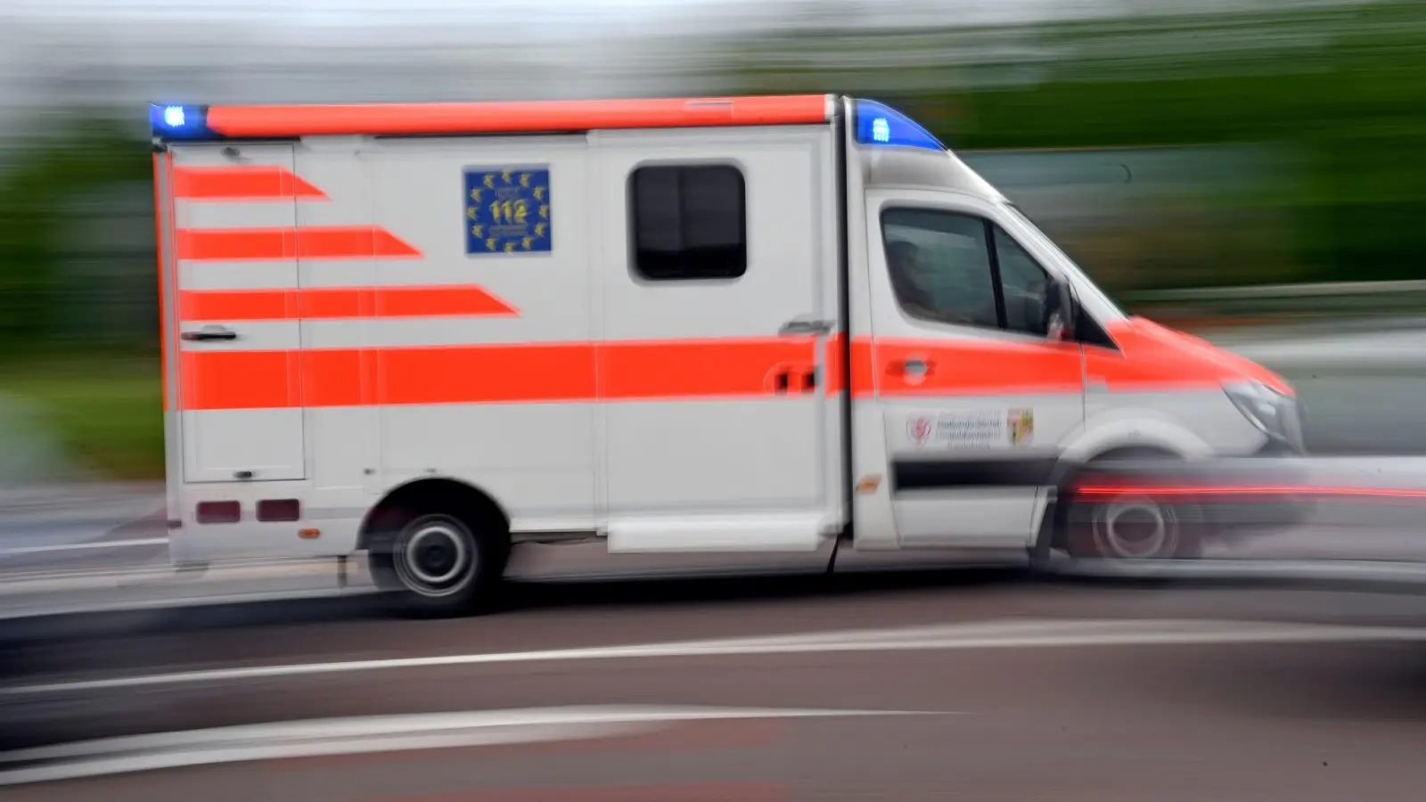 Ein Krankenwagen ist mit Blaulicht auf Einsatzfahrt. (Symbolbild: Hendrik Schmidt/dpa-Zentralbild/ZB/Symbolbild)