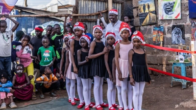 Weihnachtszauber in Kenia: Junge Tänzer bei ihrem großen Auftritt (Foto: Samson Otieno/AP/dpa)