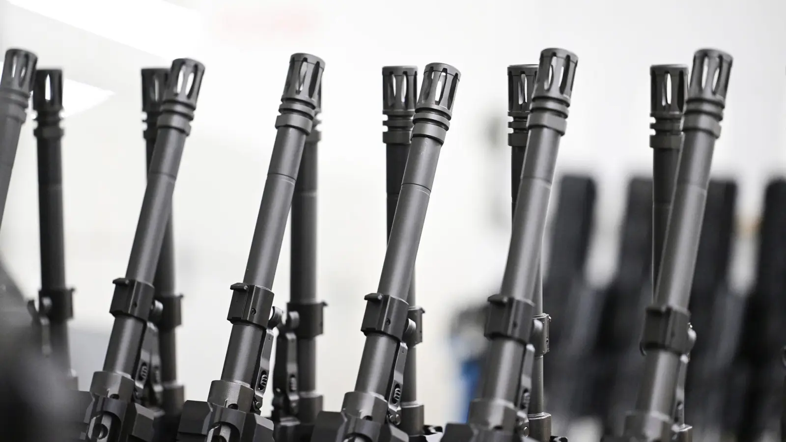 Stahl an Stahl: Die Läufe von Sturmgewehren in der Produktion von Heckler &amp; Koch. (Foto: Bernd Weißbrod/dpa)