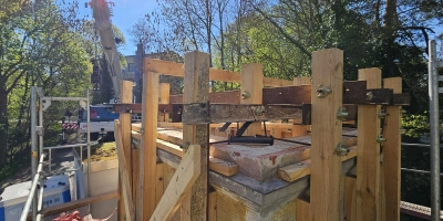 Warten auf den Kranhaken: In ein Korsett aus Stahl und Holz gespannt geht das letzte von vier Turm-Teilen auf die Reise.  (Foto: Wolfgang Grebenhof)