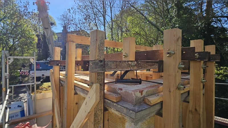Warten auf den Kranhaken: In ein Korsett aus Stahl und Holz gespannt geht das letzte von vier Turm-Teilen auf die Reise.  (Foto: Wolfgang Grebenhof)