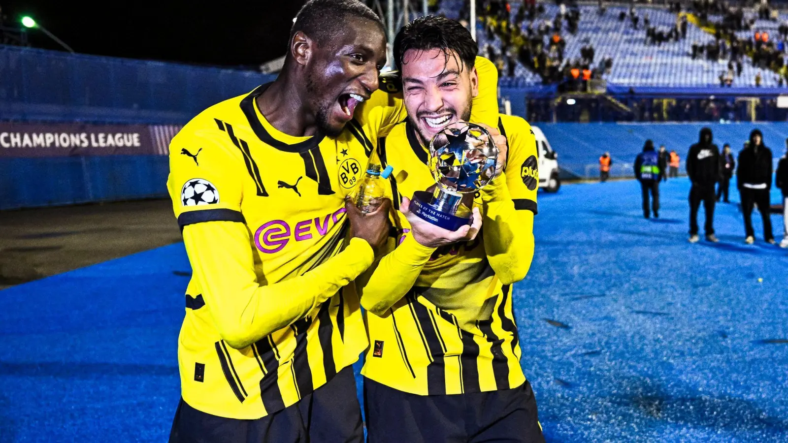 Serhou Guirassy herzt Dortmunds Champions-League-Matchwinner Bensebaini (Foto: Tom Weller/dpa)