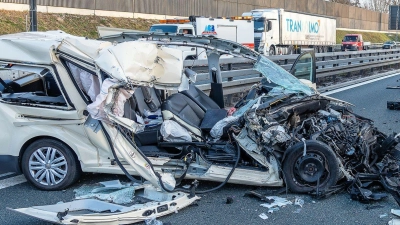 Der Wagen des 68-Jährigen wurde bei dem Unfall völlig zerstört. (Foto: Ferdinand Merzbach/News5/dpa)