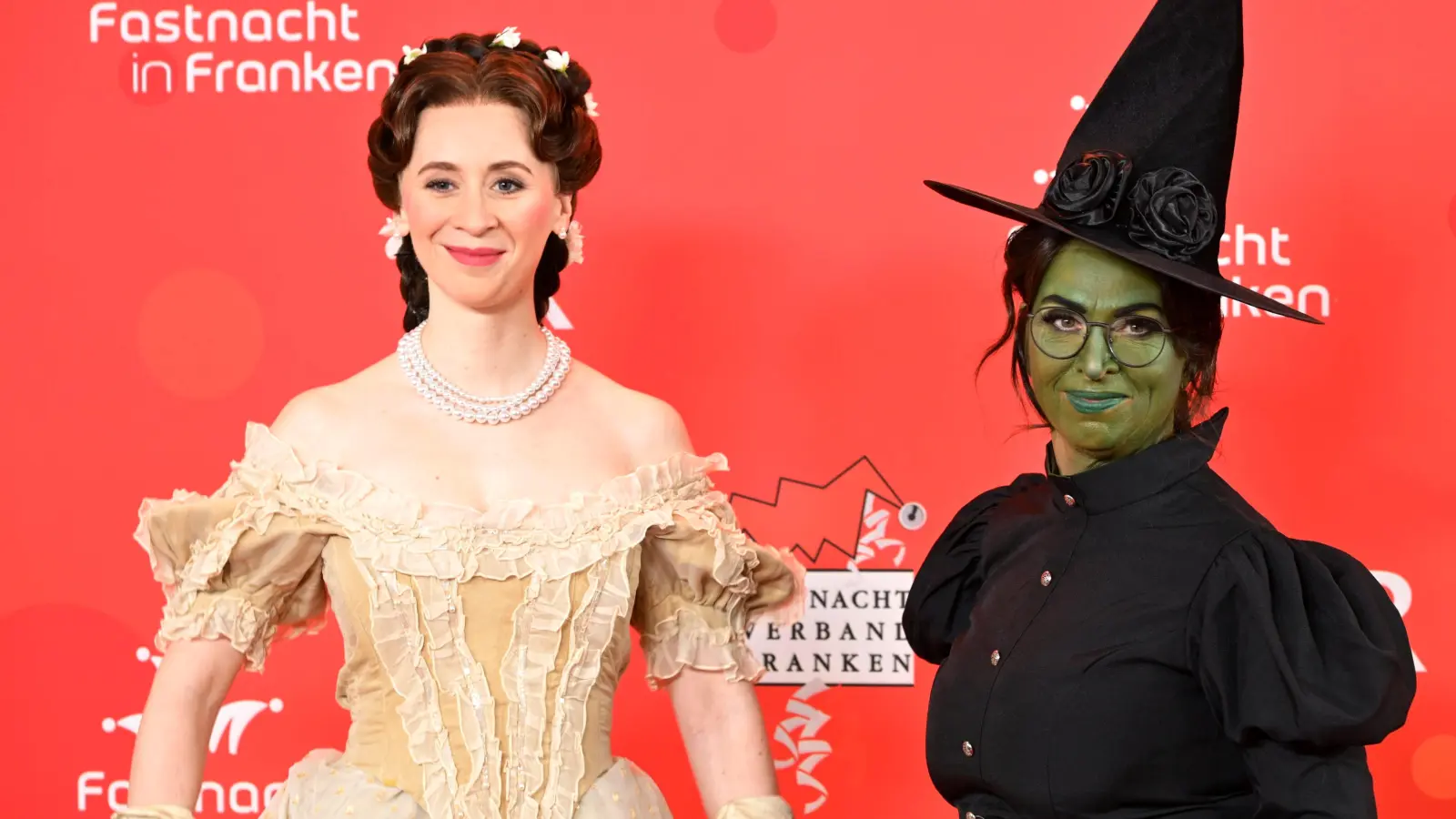 Musicaltaugliche Kostüme: die Landesvorsitzenden der Grünen Eva Lettenbauer als Kaiserin Sisi und Gisela Sengl als Elphaba aus „Wicked – Die Hexen von Oz” (Foto: BR/Ansgar Nöth)