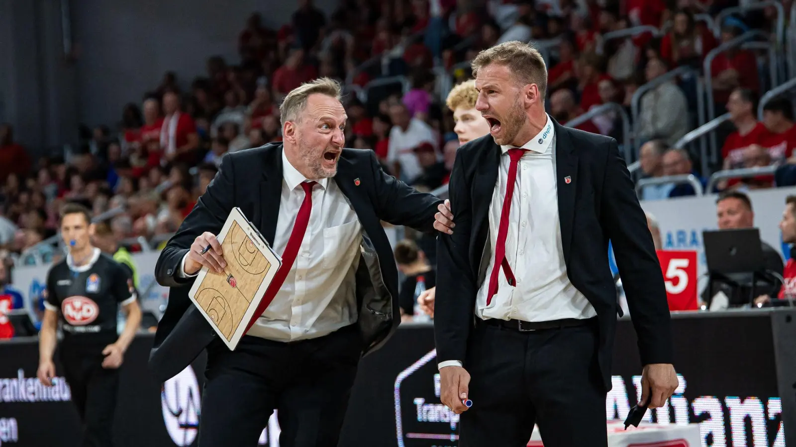 Co-Trainer Arne Woltmann (l) folgt seinem Chefcoach Anton Gavel nach München. (Archivbild) (Foto: Daniel Löb/dpa)