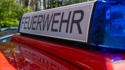 Die Feuerwehr Dombühl hatte es am Freitag mit zwei Bränden hintereinander zu tun. (Symbolbild: Pia Bayer/dpa)