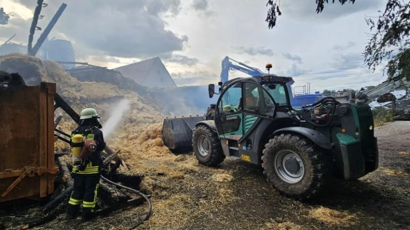 Die Feuerwehr ist im Großeinsatz, weil eine Scheune Feuer gefangen hat. (Symbolbild: Pia Bayer/dpa)