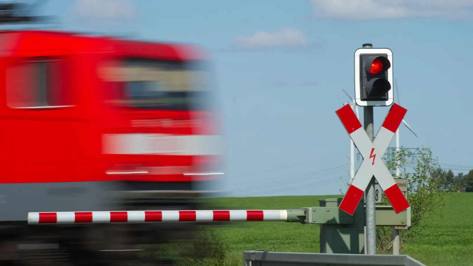 An einem Bahnübergang ist ein Zug mit einem Auto kollidiert. (Symbolbild)   (Foto: Patrick Pleul/dpa-Zentralbild/dpa)