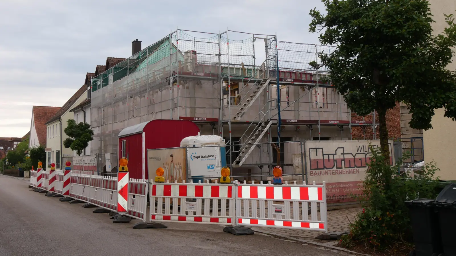 Beim im Bau befindlichen Ärztehaus in Weidenbach geht es nun an den Innenausbau. Dazu wurden drei Gewerke im Gemeinderat vergeben. (Foto: Daniel Ammon)
