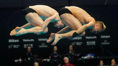 Timo Barthel (r) und Lars Rüdiger holten sich in Budapest die Bronzemedaille vom Drei-Meter-Brett. (Foto: Petr David Josek/AP/dpa)