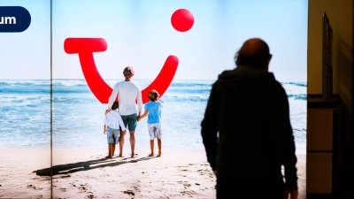 Vor seiner Hauptversammlung legte der Reisekonzern für das Quartal bis Ende Dezember gute Zahlen vor. (Foto: Julian Stratenschulte/dpa)