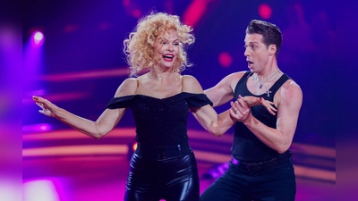 Sonya Kraus und ihr Partner Valentin Lusin tanzten einen Charleston. (Foto: Rolf Vennenbernd/dpa)