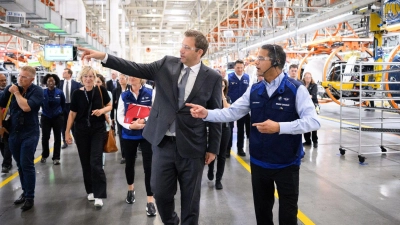 Lars Klingbeil besuchte in den USA das BMW-Werk in Spartanburg. (Foto: Bernd von Jutrczenka/dpa)