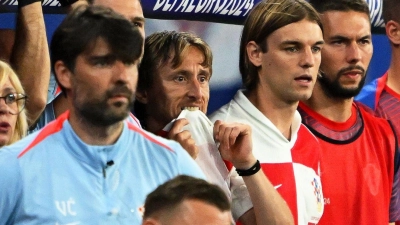 Kroatiens Luka Modric (M) und seine Teamkollegen schauen vom Spielfeldrand zu. (Foto: Robert Michael/dpa)
