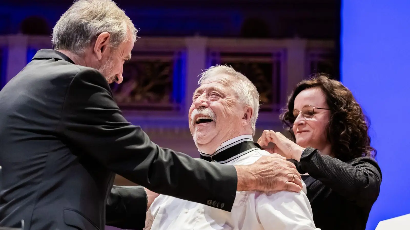 Wolf Biermann nannte den Orden bei der Verleihung eine Ehre. (Foto: Christoph Soeder/dpa)