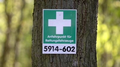 Über die Smartphone-App „Hilfe im Wald“ lässt sich der nächste Rettungspunkt finden. (Foto: picture alliance / dpa)