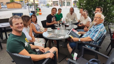 Im Herzen von Sonneberg: Mittagspause der grünen Wahlkampfhelfer aus dem Westen zusammen mit hren Parteifreunden aus dem Osten. (Foto: Judith Marschall)