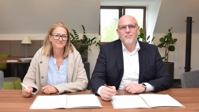 Auf der Suche nach größeren Räumen sind die MVZ-Verantwortlichen bei der Firma Beil fündig geworden. Mit ihren Unterschriften unter dem Mietvertrag besiegelten Catrin Beil, Geschäftsführerin bei der Firma Beil, und Stefan Grün, Vorsitzender des Kommunalunternehmens, die Partnerschaft. (Foto: Florian Schwab)