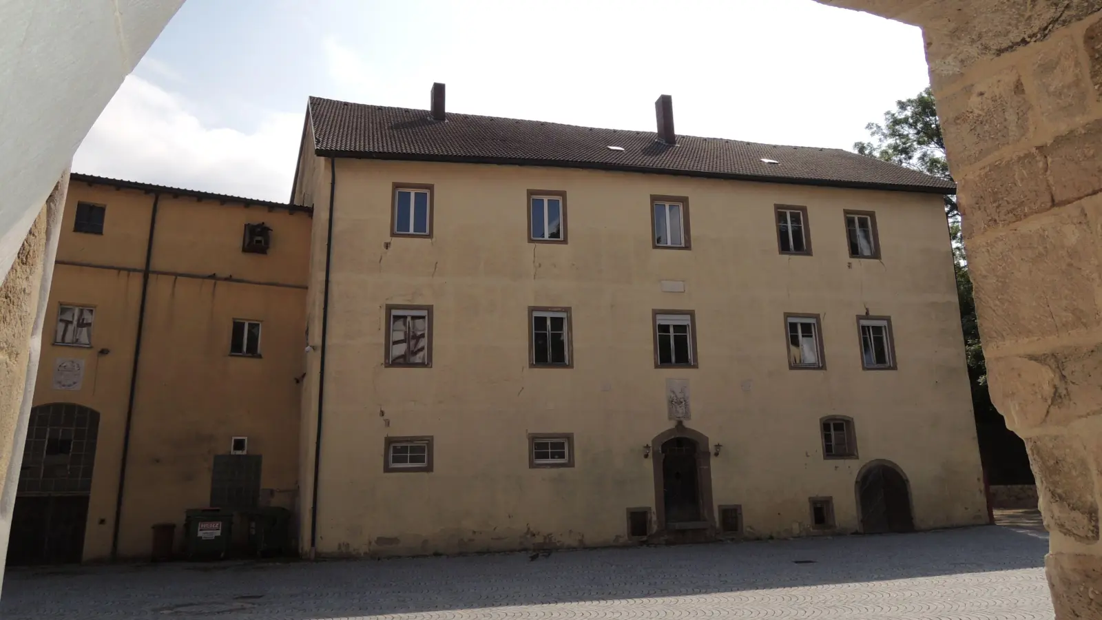 Der Palas des Stadtschlosses soll saniert werden: Allerdings haben sich Herriedens Stadträte nach wie vor nicht geeinigt, ob die Verwaltung aus dem Rathaus in das historische Gebäude einziehen wird oder nicht. (Foto: Peter Zumach)