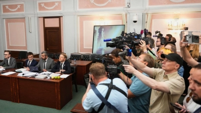 Das Oberste Gericht in Moskau hat nach einem Antrag kremltreuer Kräfte den Ausschluss der liberalen Oppositionspartei von der Parlamentswahl verfügt. (Foto: Pavel Bednyakov/AP/dpa)