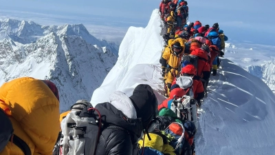 Bergsteiger und Bergführer stehen zwischen dem Südgipfel und der Hillary-Stufe des Mount Everest. (Foto Archiv) (Foto: Narendra Shahi Thakuri/dpa)