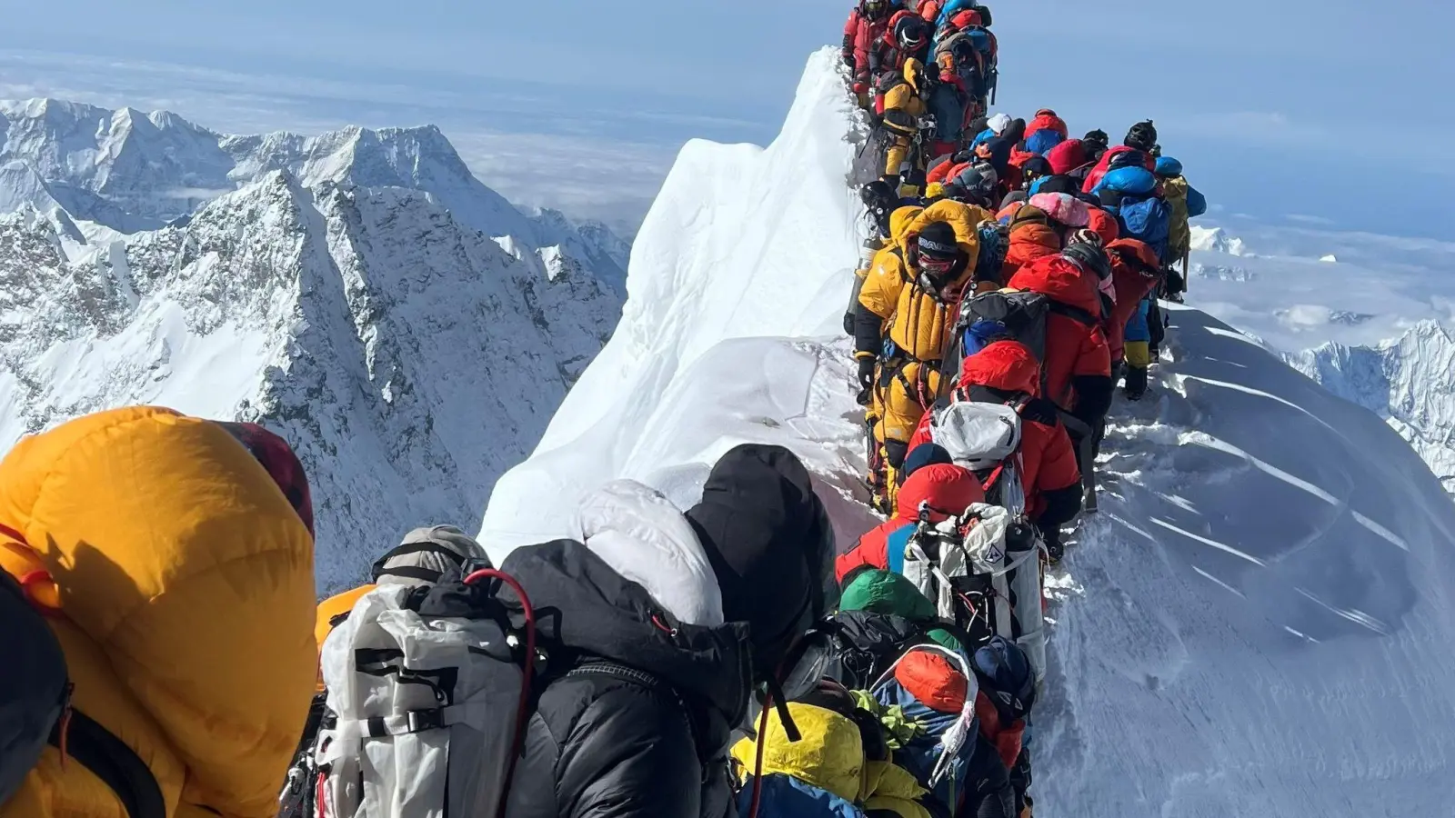 Bergsteiger und Bergführer stehen zwischen dem Südgipfel und der Hillary-Stufe des Mount Everest. (Foto Archiv) (Foto: Narendra Shahi Thakuri/dpa)
