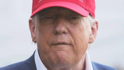 Trump reist nach Florida, wo eine neue Haftanstalt für Migranten eröffnet wird. (Foto: Mark Schiefelbein/AP/dpa)
