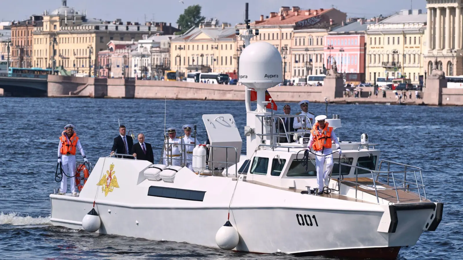 Putin besucht eine Übung der russischen Kriegsmarine. (Foto: Alexei Danichev/Pool Sputnik Kremlin/AP/dpa)